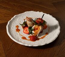 Рулет из куриной грудки в беконе, фаршированный творожным сыром и соусом чили