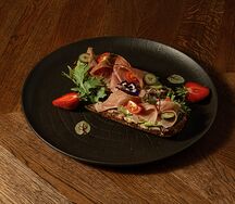 Брускетта с прошутто, авокадо и черносливом