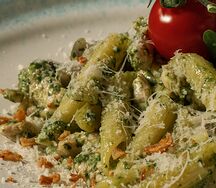 Паста с курицей и грибами в сливочно-шпинатном соусе