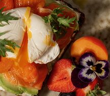 Брускетта на заварном хлебе с сыром рикотта, авокадо и слабосоленой семгой