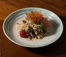 Кролик в сливочно-сметанном соусе с шампиньонами