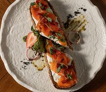 Брускетта с форелью и сыром страчателла