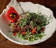 Салат из говяжьей вырезки с кинзой и пьяной грушей