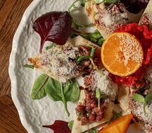 Тартар из говяжьей вырезки на тостах с перепелиным яйцом