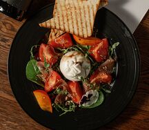 Буратта с прошутто, томатами и соусом песто