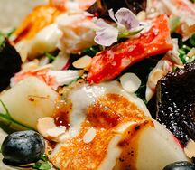 Салат с карамелизированной свеклой, дыней и камчатским крабом