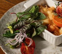 Кальмар запеченный с креветкой в сырной пасте