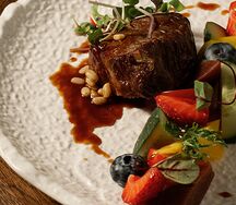 Филе миньон с грушей пашот под устричным соусом с кедровыми орешками