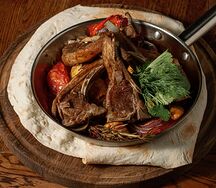 Баранина на кости запеченная с овощами