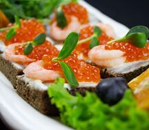 Закуска на тостах с красной икрой и креветкой