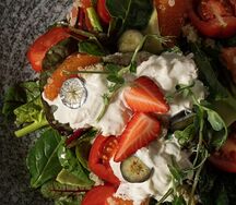 Салат с запеченной тыквой, слабосоленой семгой, авокадо и рикоттой