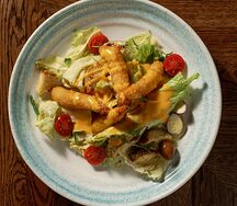 Сырный цезарь с тигровой креветкой темпура