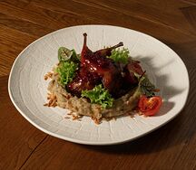 Ножки перепелов с брусничным соусом