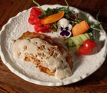 Стейк из свинины на картофельных драниках под сливочно-грибным кремом