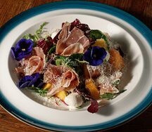 Салат с прошутто и моцареллой