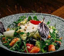 Салат с рукколой, слабосоленой  семгой и дыней