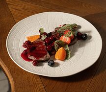 Медальоны из говяжьей вырезки под вишневым кремом