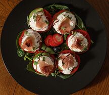 Салат Капрезе с сыром страчателла, авокадо и прошутто