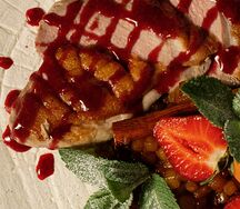 Утиная грудка с рататуем из груши и вишневым соусом