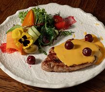 Стейк из свинины, пробитый вишней и чесноком под сырным крем-соусом