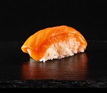 Суши с лососем