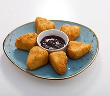 Сырные треугольники из камамбера с брусничным соусом