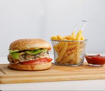 Бургер с куриной котлетой и картофелем фри