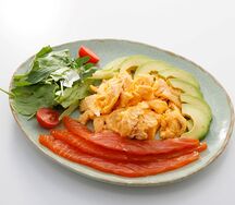 Классический скрембл с семгой слабой соли