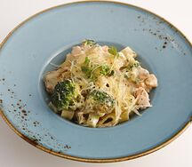 Феттуччине с сочным лососем и брокколи под сливочным соусом