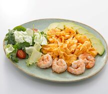 Классический скрембл с тигровыми креветками