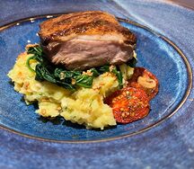 Утка с толченым картофелем и шпинатом