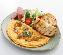 Классический омлет с сосиской, листьями салата и тостом