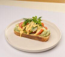 Авокадо тост с лососем и сыром крем-чиз