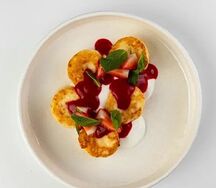 Сырники с йогуртом и малиновым кули