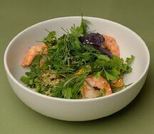 Салат с креветками и бататом