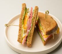 Сэндвич с ветчиной и сыром чеддер