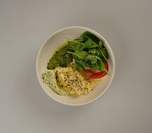 Яйца с томатами, авокадо, шпинатом и сыром крем-чиз