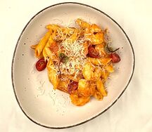 Острая паста с креветками и соусом аррабиата