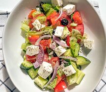 Салат из летних овощей с рассольным сыром