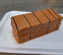 Пирожное с карамельной начинкой