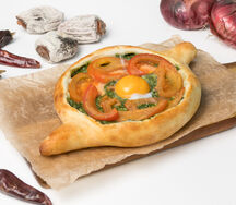 Хачапури по-аджарски с помидорами и шпинатом