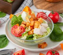 Салат Цезарь с курицей