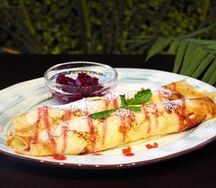 Блинчики с творогом и клубничным вареньем