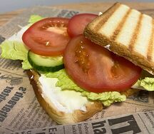 Тост с творожным сыром и овощами 