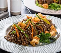 Гречневая лапша с креветками 