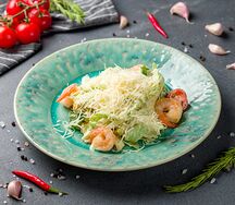 Салат Цезарь с креветками
