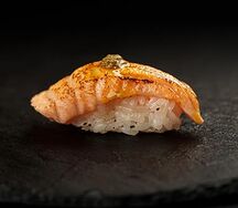 Опаленые суши с лососем