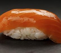 Суши с лососем