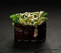 Гункан с салатом чука и ореховым соусом