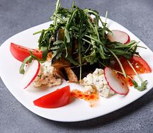 Теплый салат с баклажанами с кисло-сладким соусом